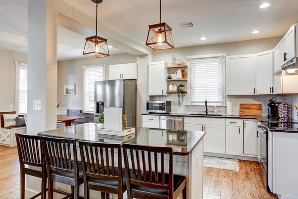 Réfrigérateur, micro-ondes, four, plaque de cuisson