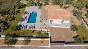 An aerial view of a property with a swimming pool, outdoor seating, and a garden area. - Tsilivi Pandessia Villa with private pool (Planos)