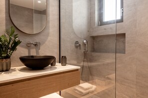 Douche, séchoir à cheveux, serviettes fournies, savon