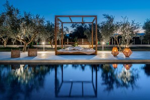 Piscine extérieure, chaises longues