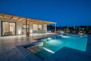 Piscine extérieure, chaises longues