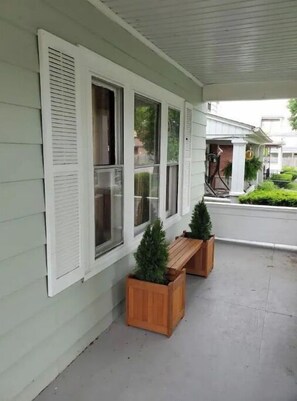 Terrace/patio - *HAPPY HOME* 7-MIN TO FALLS #1 (Niagara Falls)