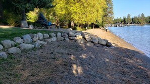 Beach nearby, sun loungers, beach towels