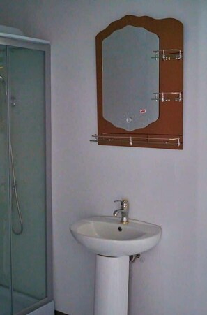 Combinazione doccia/vasca, asciugamani, sapone, carta igienica