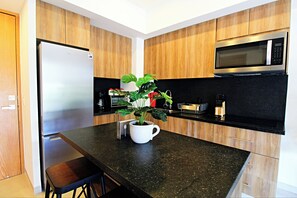 Refrigerador, microondas, parrilla de estufa y cafetera y tetera