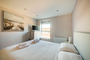 2 bedrooms, desk, iron/ironing board, internet