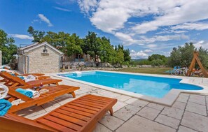 A heated pool - Amazing home in Benkovac with sauna (Benkovac)