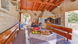 تناول الطعام بالخارج