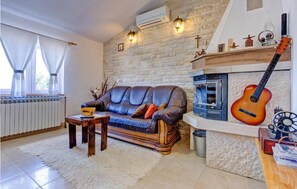 Smart TV, fireplace, DVD player - Stunning home in Benkovac with sauna (Benkovac)
