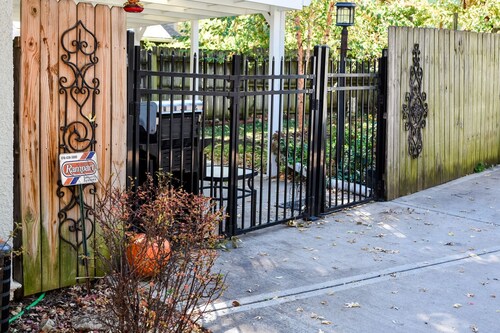 Full size home quiet neighborhood 5min to Plaza