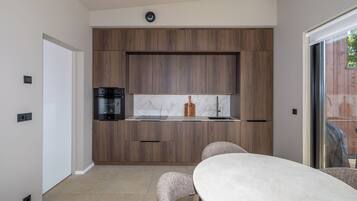 Departamento Deluxe | Cocina privada | Refrigerador con congelador, microondas, horno y parrilla de estufa