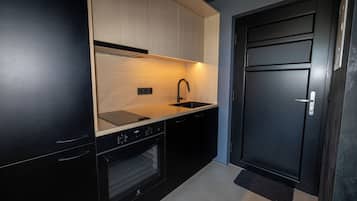 Refrigerador con freezer, microondas, horno, placa de cocina