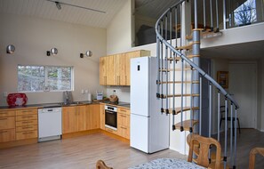 Kühlschrank, Ofen, Geschirrspüler, Wasserkocher mit Kaffee-/Teezubehör