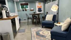 A compact living space with a kitchenette, dining area, and seating area. - West Seattle Hideaway, 5 min from downtown/stadiums (Seattle)