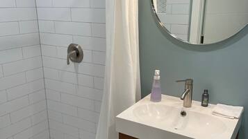 Regadera, toallas, jabón, papel de baño