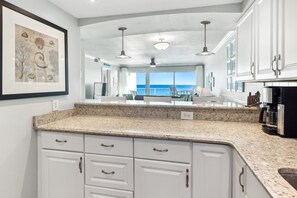 Kühlschrank, Ofen, Herdplatte, Wasserkocher mit Kaffee-/Teezubehör