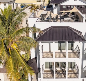 Terrace/patio - Luxurious 4 Bedroom Beach Villa steps from Hollywood Beach (Hollywood)