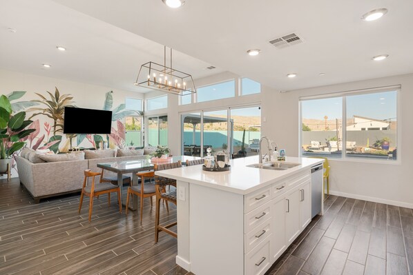 ثلاجة، ميكروويف، فرن، موقد طهي مسطح