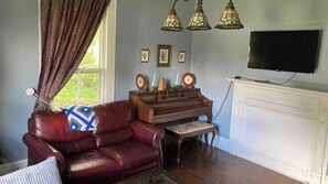 Smart TV, chimenea, estéreo