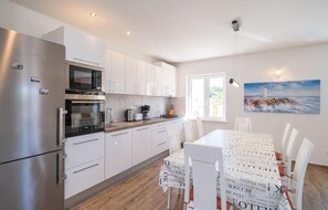 Fridge, microwave, oven, stovetop - Awesome home in Mlini (Mlini)
