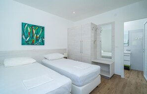 3 quartos, berço de viagem, Wi-Fi de cortesia, roupa de cama