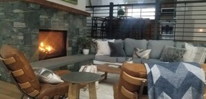 Smart-TV, Kamin, Bücher, Stereoanlage