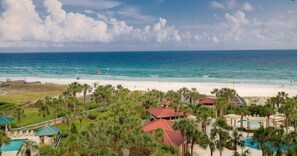 En la playa, camastros y toallas de playa 