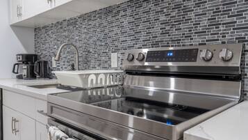 Réfrigérateur, micro-ondes, four, lave-vaisselle