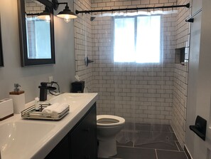 Dusche, Haartrockner, Handtücher, Seife