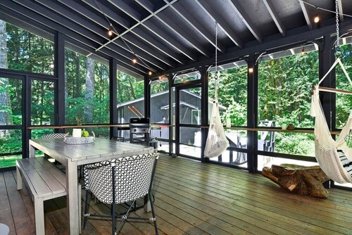 Hot Tub, 1.6 acres + Game Room| Walk to wine bar, coffee shop and more