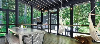 Hot Tub, 1.6 acres + Game Room| Walk to wine bar, coffee shop and more