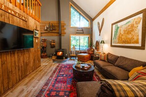 Smart TV, fireplace, ping pong, stereo