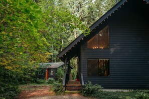 Exterior - Hot Tub, 1.6 acres + Game Room| Walk to wine bar, coffee shop and more (Mount Hood Village)