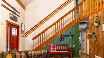 Smart TV, fireplace, table tennis, stereo