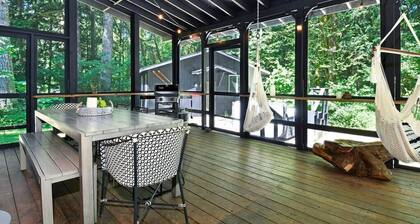 Hot Tub, 1.6 acres + Game Room| Walk to wine bar, coffee shop and more