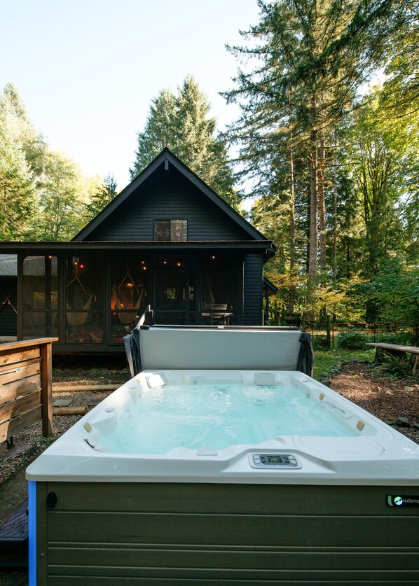 Outdoor spa tub - Hot Tub, 1.6 acres + Game Room| Walk to wine bar, coffee shop and more (Mount Hood Village)