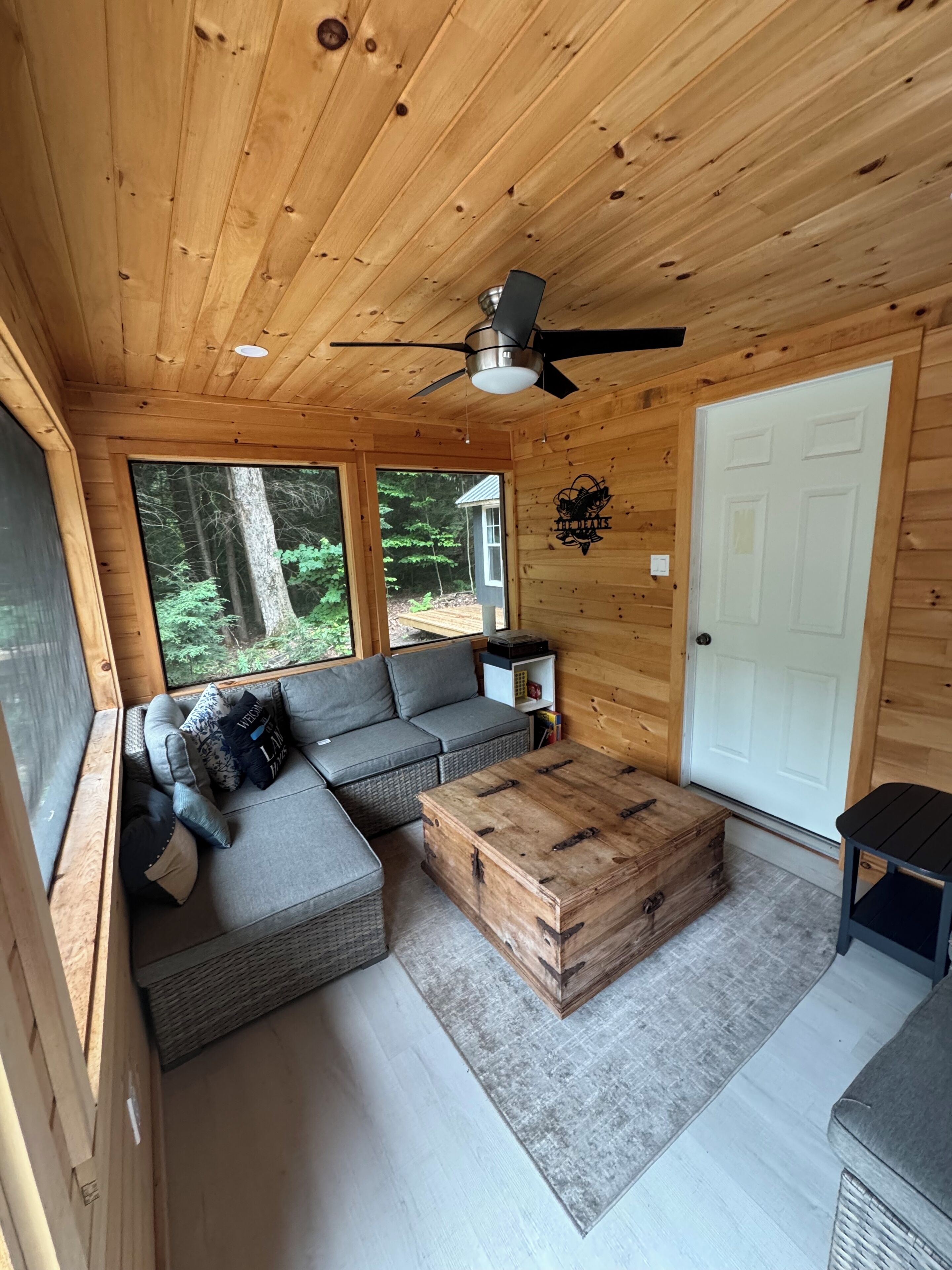 Una Smart TV, una chimenea, un reproductor de DVD, libros