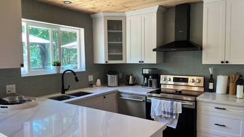 KylskÄp, mikrovÄgsugn, ugn och spishÀll