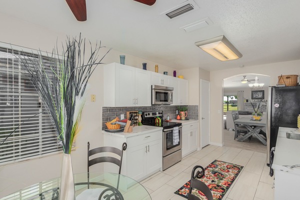 Geladeira, micro-ondas, fogão, cooktop