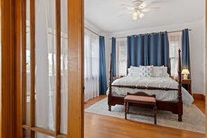 3 bedrooms, desk, iron/ironing board, travel crib