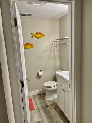 Duschwanne, Haartrockner, Handtücher, Seife