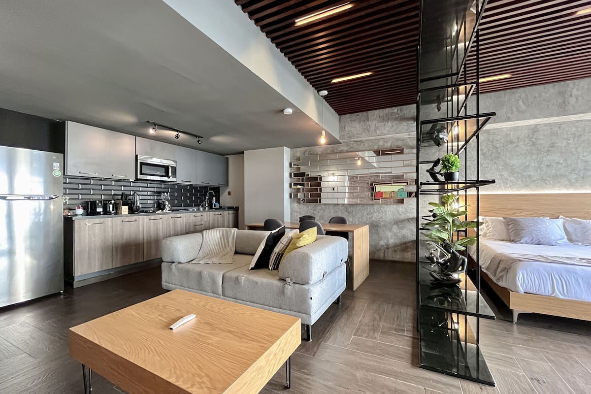 Un apartamento moderno con cocina, comedor y un dormitorio.