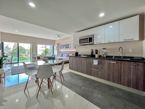 Departamento empresarial, acceso a la alberca | Cocina privada | Refrigerador con congelador, microondas y parrilla de estufa 