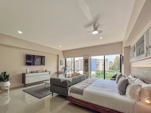 Căn hộ Business, có thể sử dụng hồ bơi | Khu phòng khách | TV LED 55-inch có truyền hình kỹ thuật số, TV, sách 