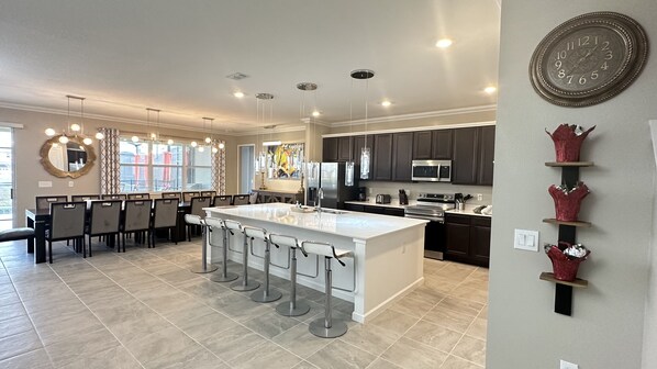 冷蔵庫、電子レンジ、オーブン、食器洗い機