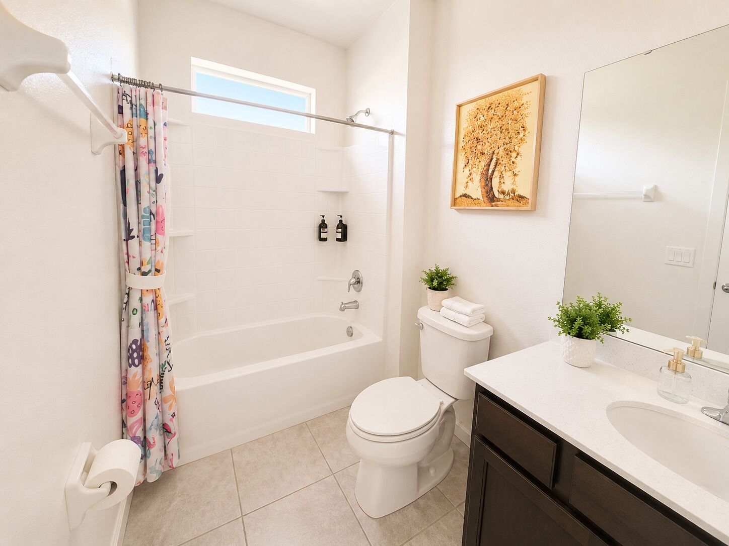 Un baño con bañera, inodoro, lavabo y cortina de ducha.