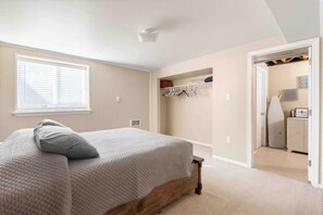 Escriptori, planxa i posts de planxar, wifi i roba de llit