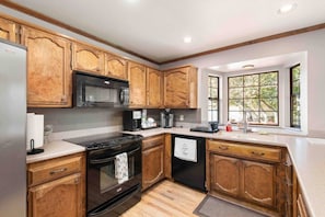 Køleskab, mikrobølgeovn, ovn, kogeplade