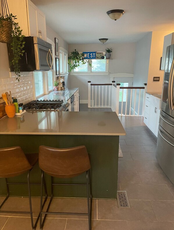 Refrigerador, microondas, horno y parrilla de estufa 