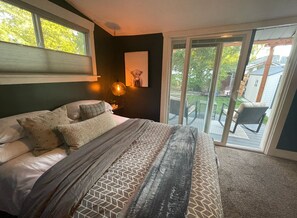 2 habitaciones, escritorio y tabla de planchar con plancha 